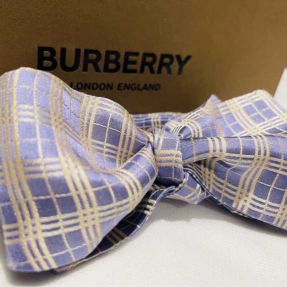 🎁HOLIDAY 25’🎁🔥💯🆕BURBERRY RARE CLASSIC LAVENDER NOVA CHECK SELFTIE BOW TIE🔥 - Picture 16 of 16